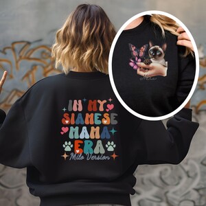 In My Era Personalized Siamese Cat Mom Sweatshirt, Custom Gift for Siamese Cat Owner, Retro Siamese Lover Gift, Birthday Cat Gift&quot;