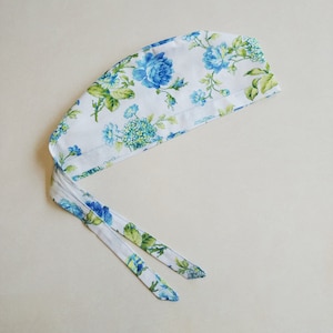 Surgical hats for women, Women&#39;s scrub caps with buttons, Blue floral