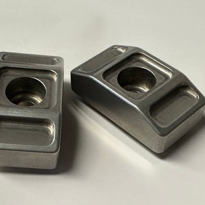 Dyna 1991-2005 axle adjuster blocks Lopro