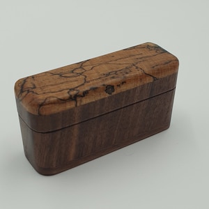 Boîte à bagues en noyer noir américain et hêtre rugueux, boîte à bagues unique, boîte à bagues unique, boîte à bagues faite main, cadeau pour elle.