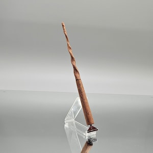 &quot;Zauberstab &quot;&quot;Zauberstab&quot;&quot; handgefertigter Diamantmalerei Stift aus amerikanischer Roteiche, einzeln gedrechselt und handgeschnitzt, jeder Stift ist ein Unikat.&quot;