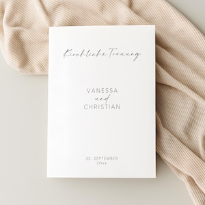Könnte beinhalten: Eine weiße Hochzeitseinladung mit schwarzer Schrift. Der Text lautet "Kirchliche Trauung", "Vanessa und Christian" und "22. September 20xx". Die Einladung befindet sich auf einem neutralen Hintergrund mit beigem Stoff.