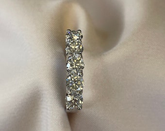 Five Round Lab Diamonds, in total 1.5-carat, on this gorgeously designed 14K/18K Gold band Wedding Ring.