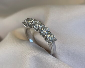 Five Round Natural Diamonds, in total 1.5-carat, on this gorgeously designed 14K/18K Gold band Wedding Ring.