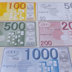 Peut inclure: Un ensemble de cinq billets de jeu en coupures de 50, 100, 200, 500 et 1 000. Les billets sont imprimés en différentes couleurs, notamment le jaune, le vert, le rose et le bleu. Chaque billet présente un design unique avec un bâtiment et le texte "dragono.fr".