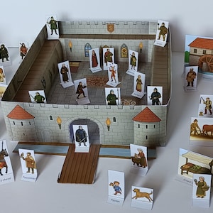 Peut inclure: Un jeu de société médiéval en papier représentant un château avec des figurines de chevaliers, de paysans et d'autres personnages. Le château comprend un pont-levis, des tourelles et des détails intérieurs. D'autres bâtiments et figurines sont également inclus.