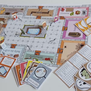 Peut inclure: Un jeu de société avec un plateau de jeu blanc représentant le plan d'un étage de maison avec des pièces étiquetées en français. Le plateau de jeu est entouré de cartes avec des illustrations et du texte en français. Les cartes sont sur une surface blanche.