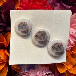 Botón con el meme del hámster triste