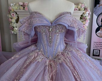Lawendowa suknia na quinceañera z gorsetem, błyszcząca tiulowa suknia z odkrytymi ramionami, luksusowa szyta na miarę sukienka na 15. urodziny, z kryształowymi koralikami