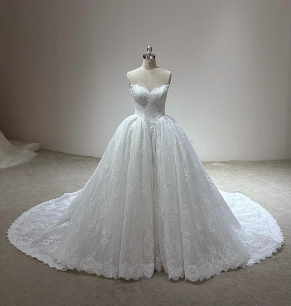 Classic Lace Ball Gown Wedding Dress, Strapless Bridal Gown, Princess Wedding  Dress, Elegant Lace Bridal Dress, Timeless Couture Gown - Etsy