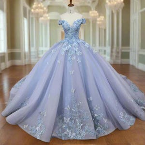 Lavendel Quinceanera Ballkleid Kleid, schulterfrei, Kristallperlen- und Paillettenperlen mit 3D-Blumen und Schmetterlingen, Glitzertüll