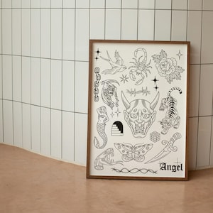 Könnte beinhalten: Ein gerahmter Schwarzweißdruck mit einer Sammlung traditioneller Tattoo-Flash-Designs. Die Designs umfassen einen Skorpion, einen Tiger, einen Schmetterling, eine Schlange, eine Meerjungfrau, eine Dämonenmaske, einen Vogel, einen Dolch, eine Kette, Stacheldraht, eine Blume und einen Stern. Der Druck ist mit "Angel" betitelt.