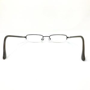 K&ouml;nnte beinhalten: Eine Brille mit einem dunkelgrauen Metallrahmen und klaren Gl&auml;sern. Die Rahmen haben ein Halbrand-Design, wobei die Gl&auml;ser durch einen d&uuml;nnen Draht am unteren Rand gehalten werden. Die B&uuml;gel sind dunkelgrau.