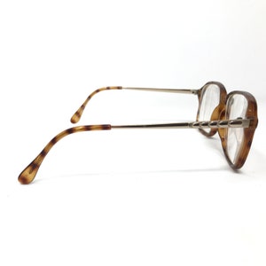 K&ouml;nnte beinhalten: Schildpatt-Brille mit goldenen Metallb&uuml;geln und klaren Gl&auml;sern.