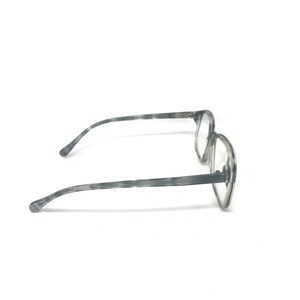 Puede incluir: Gafas grises con un patr&oacute;n veteado. Las monturas tienen forma redondeada y lentes transparentes. Las patillas son finas y se extienden hasta las orejeras. Las gafas est&aacute;n sobre un fondo blanco.