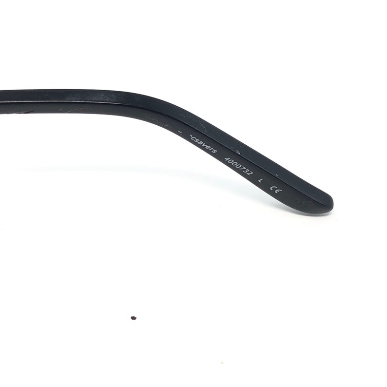 May include: Close-up of a black eyeglass arm with the text "csavers" and the number "4000732". The arm is made of a matte black material and has a curved design.