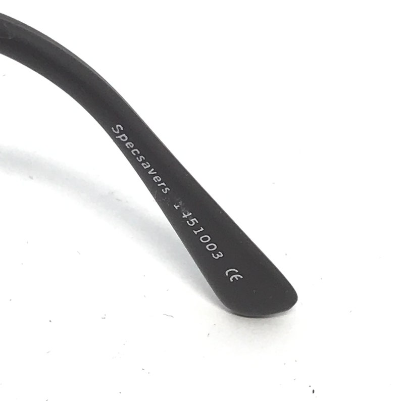 Pu&ograve; includere: Primo piano di un'asta di occhiali nera con la scritta "Specsavers 1451003 CE" stampata in bianco. L'asta &egrave; angolata e lo sfondo &egrave; bianco.