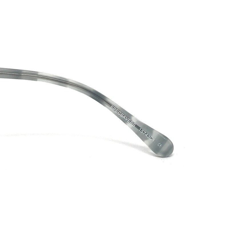 Puede incluir: Primer plano de la patilla de unas gafas. La patilla es de color gris claro con un patr&oacute;n veteado. El texto "SPECSAVERS" y "157431-1" est&aacute;n impresos en la patilla.