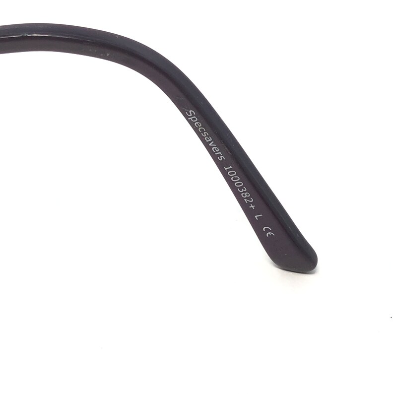 Peut inclure: Gros plan sur une branche de lunettes gris fonc&eacute; avec le texte "Specsavers 1000382+ L CE" imprim&eacute; en blanc. La branche est l&eacute;g&egrave;rement incurv&eacute;e et a une pointe arrondie. Le fond est blanc.