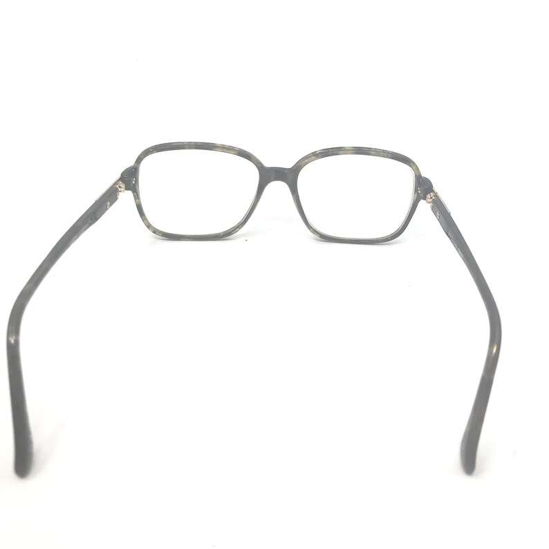 Puede incluir: Gafas rectangulares con montura de carey. Las lentes transparentes est&aacute;n enmarcadas y las patillas son de color gris oscuro. Las gafas est&aacute;n sobre un fondo blanco.