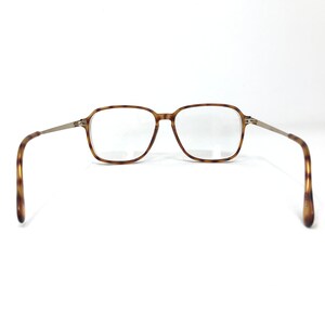 K&ouml;nnte beinhalten: Schildpatt-Brille mit silberfarbenem Metallrahmen und klaren Gl&auml;sern.