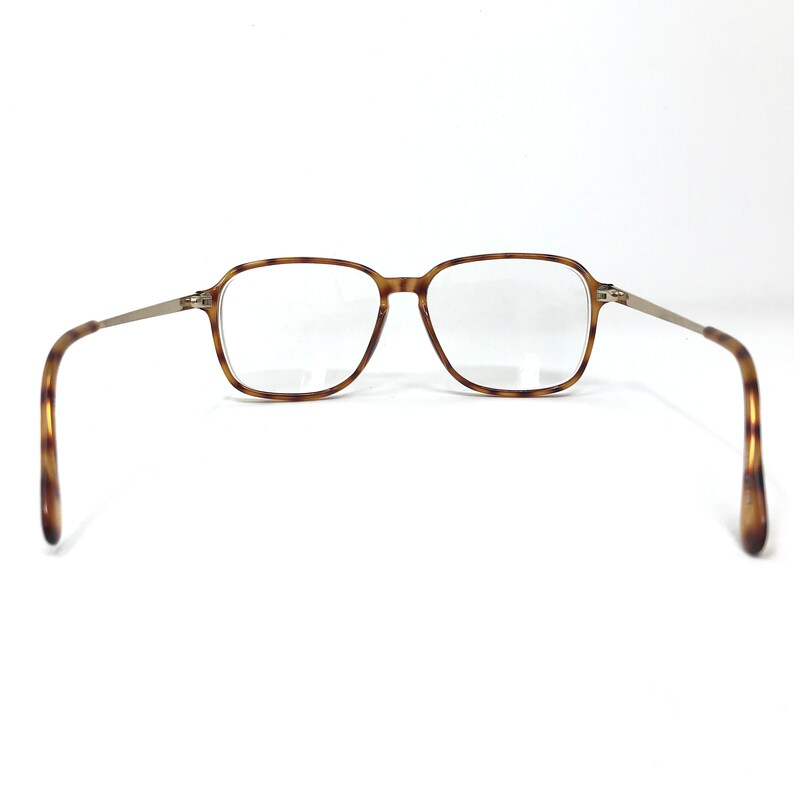 K&ouml;nnte beinhalten: Schildpatt-Brille mit silberfarbenem Metallrahmen und klaren Gl&auml;sern.