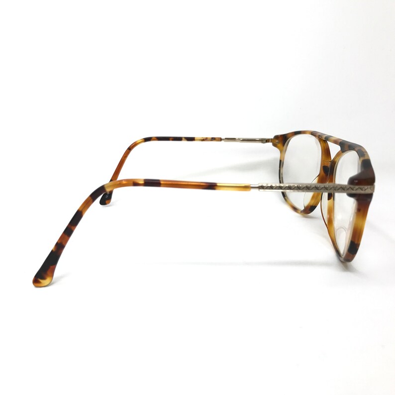 K&ouml;nnte beinhalten: Schildpatt-Brille mit silbernem Metallsteg und B&uuml;geln.