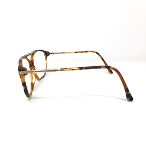 K&ouml;nnte beinhalten: Schildpatt-Brille mit silberfarbenem Metallrahmen und B&uuml;geln.