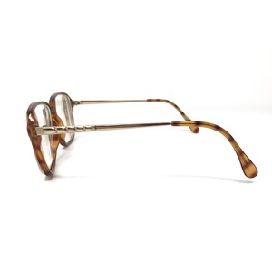 K&ouml;nnte beinhalten: Eine Brille mit Schildpattgestell und silbernen Metallb&uuml;geln.