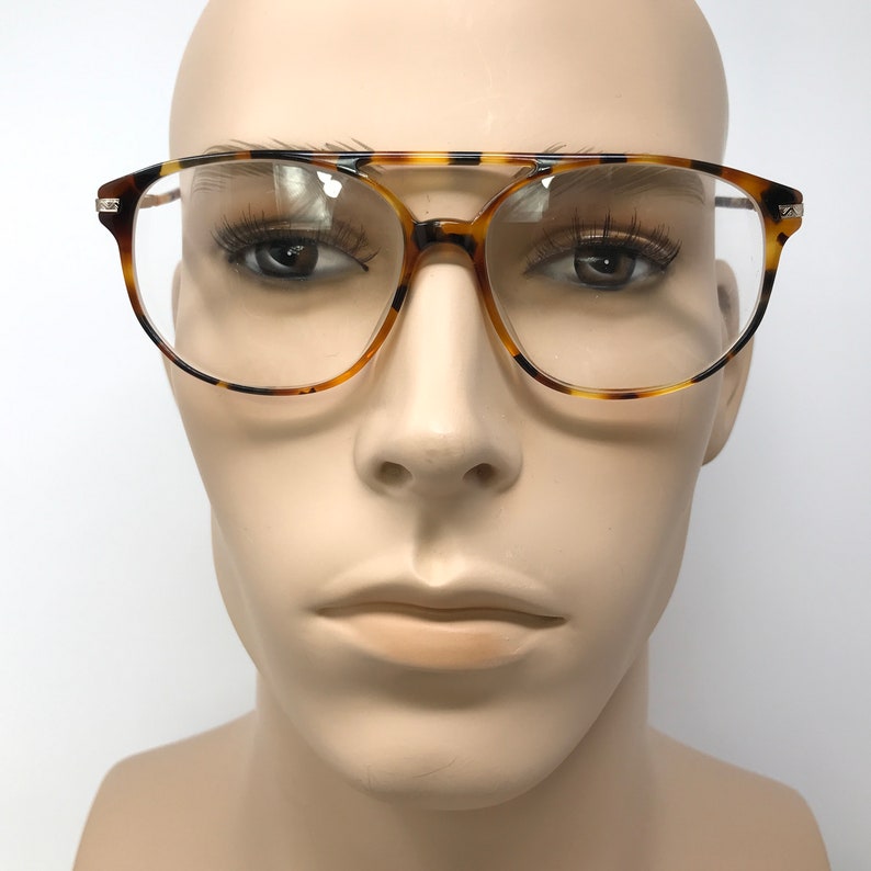 K&ouml;nnte beinhalten: Schildpatt-Brille mit Doppelbr&uuml;cke und klaren Gl&auml;sern.