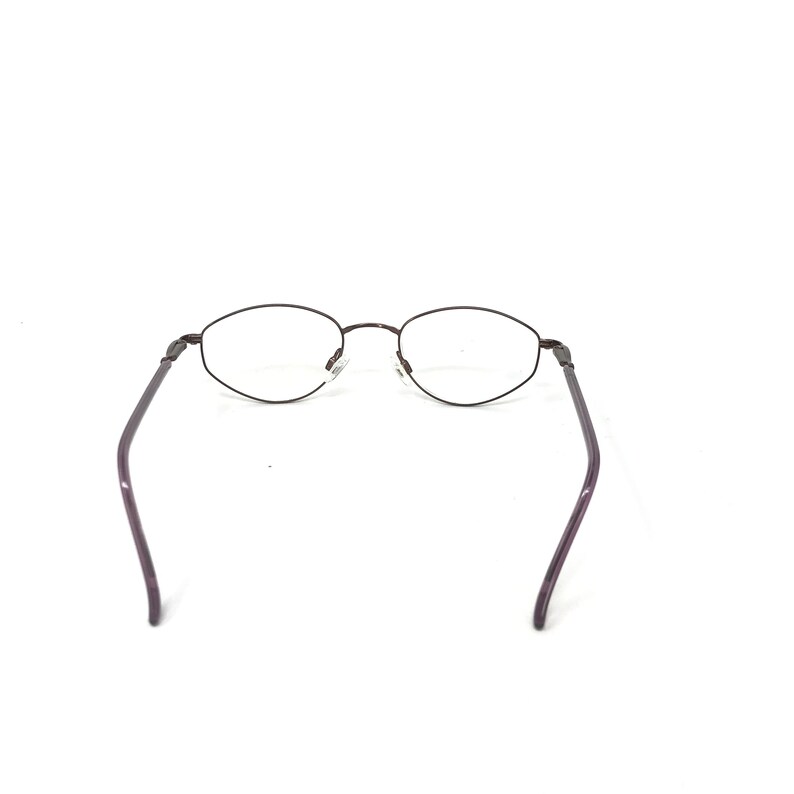 Puede incluir: Un par de gafas con montura de metal marr&oacute;n oscuro y lentes ovaladas. Las patillas son de color morado oscuro. Las gafas est&aacute;n sobre un fondo blanco.
