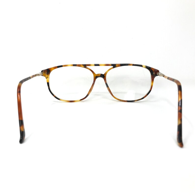 K&ouml;nnte beinhalten: Schildpatt-Brille mit silberner Br&uuml;cke und klaren Gl&auml;sern.