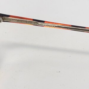 K&ouml;nnte beinhalten: Nahaufnahme einer Brille mit Schildpattmuster auf dem Rahmen. Der Text "SPEC SAVERS" ist auf dem Rahmen zu sehen, zusammen mit den Zahlen "4408-537". Die Brille hat einen silberfarbenen Metallb&uuml;gel.