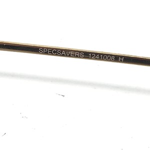 Pu&ograve; includere: Primo piano del braccio di un paio di occhiali dorati con il testo "SPECSAVERS 1241008 H" inciso sul braccio.