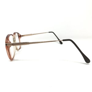K&ouml;nnte beinhalten: Eine Brille mit braunem Kunststoffgestell, goldenen Metallb&uuml;geln und schwarzen Kunststoffb&uuml;gelenden.