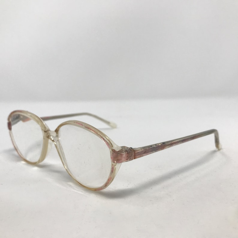 K&ouml;nnte beinhalten: Transparente Plastikbrille mit rosa Einfassung um die Gl&auml;ser und B&uuml;gel.