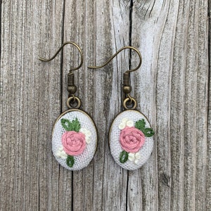 Perky Pink Handgestickte Tropfen Ohrringe, handgestickter Schmuck, Florale Ohrringe, Geschenk für Sie (Dunkelrosa)