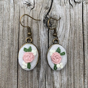 Perky Pink Handgestickte Tropfen Ohrringe, handgestickter Schmuck, Florale Ohrringe, Geschenk für Sie (hellrosa)