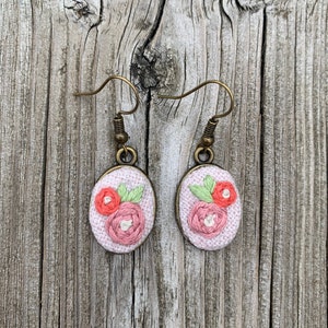 Feisty Flora Handgestickte Tropfen Ohrringe, handgestickter Schmuck, Florale Ohrringe, Geschenk für Sie