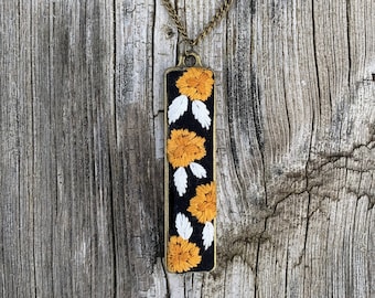 Collana floreale muschiata di senape, Collana ricamata, Collana pendente floreale, Gioielli ricamati a mano, Regalo per lei