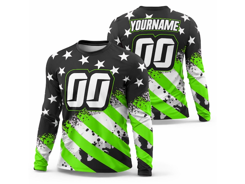 K&ouml;nnte beinhalten: Lang&auml;rmliges Trikot mit schwarzem Hintergrund, wei&szlig;en Sternen und gr&uuml;n-wei&szlig;en Streifen. Das Trikot hat gro&szlig;e wei&szlig;e Zahlen und den Text "YOURNAME" auf dem R&uuml;cken. Das Design hat einen Used-Look mit Spritzern.