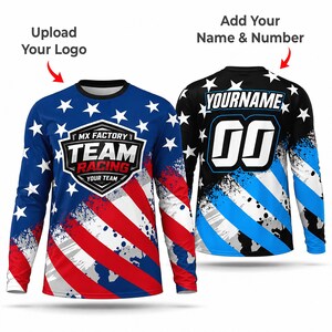 K&ouml;nnte beinhalten: Lang&auml;rmeliges Rennjersey mit patriotischem Design. Die Vorderseite zeigt ein blaues Feld mit wei&szlig;en Sternen und rot-wei&szlig;en Streifen. Die R&uuml;ckseite ist schwarz mit blauen Streifen und Platz f&uuml;r Namen und Nummer. Das Trikot tr&auml;gt den Text "MX FACTORY TEAM RACING".