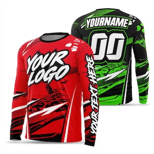 Könnte beinhalten: Ein langärmeliges Trikot in Rot mit schwarzen Akzenten, das den Text YOUR LOGO und YOUR TEXT HERE zeigt. Ein zweites langärmeliges Trikot in Schwarz und Grün zeigt den Text YOURNAME und die Nummer 00 auf der Rückseite mit grafischen Mustern.