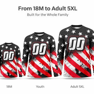 K&ouml;nnte beinhalten: Drei lang&auml;rmlige Hemden mit patriotischem Design. Die Hemden haben einen schwarzen Hintergrund mit wei&szlig;en Sternen und rot-wei&szlig;en Streifen. Die Hemden sind mit 18M, Youth und Adult 5XL beschriftet. Der Text "From 18M to Adult 5XL" und "Built for the Whole Family" wird angezeigt.