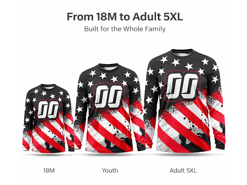 K&ouml;nnte beinhalten: Drei lang&auml;rmlige Hemden mit patriotischem Design. Die Hemden haben einen schwarzen Hintergrund mit wei&szlig;en Sternen und rot-wei&szlig;en Streifen. Die Hemden sind mit 18M, Youth und Adult 5XL beschriftet. Der Text "From 18M to Adult 5XL" und "Built for the Whole Family" wird angezeigt.