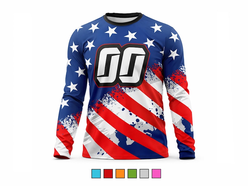 K&ouml;nnte beinhalten: Lang&auml;rmliges Trikot mit patriotischem Design. Das Oberteil hat einen blauen Hintergrund mit wei&szlig;en Sternen auf den &Auml;rmeln und der oberen Brust. Die Vorderseite hat rot-wei&szlig;e Streifen mit einem Used-Effekt und gro&szlig;e wei&szlig;e Zahlen.