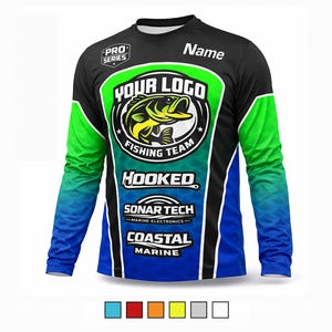 Puede incluir: Camiseta de pesca de manga larga con un diseño en negro, verde y azul. La camiseta presenta un gran logotipo circular con un pez y el texto "YOUR LOGO FISHING TEAM". El texto adicional incluye "HOOKED", "SONAR TECH" y "COASTAL MARINE".