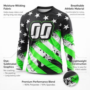 K&ouml;nnte beinhalten: Schwarzes Langarm-Sportshirt mit wei&szlig;en Sternen und gr&uuml;n-wei&szlig;en Streifen. Das Shirt hat die Nummer "00" in Wei&szlig; und besteht aus feuchtigkeitsableitendem, atmungsaktivem Material. Leichte Konstruktion f&uuml;r Kinder und Erwachsene.
