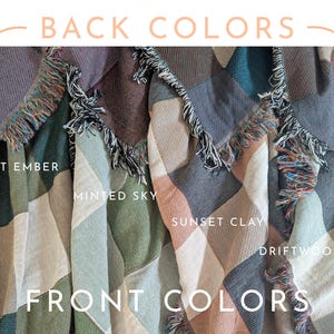 Puede incluir: Primer plano de varias mantas tejidas en varios colores, incluyendo verde, beige y azul. Cada manta presenta un patr&oacute;n de cuadros y bordes con flecos. El texto "BACK COLORS" y "FRONT COLORS" es visible.