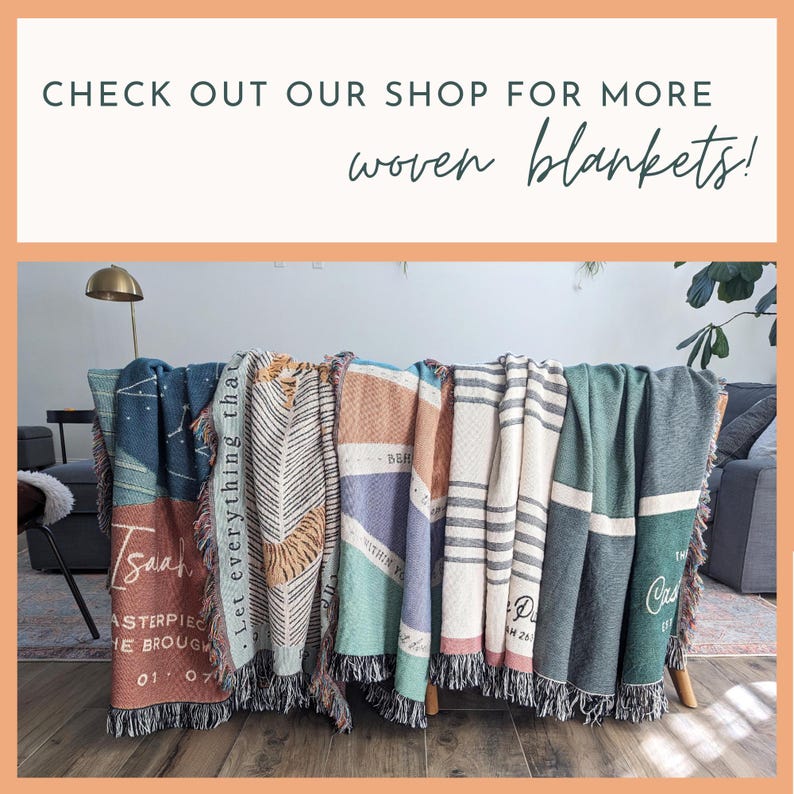 Puede incluir: Una exhibici&oacute;n de mantas tejidas en varios colores y dise&ntilde;os, algunas con texto. Las mantas est&aacute;n colgadas sobre una estructura de madera. El texto en la imagen dice: "CHECK OUT OUR SHOP FOR MORE woven blankets!"